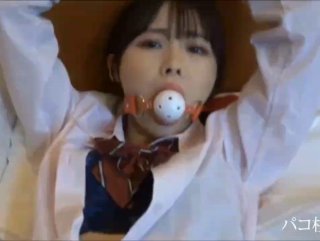 我對憧憬的巨乳女教師懷著淡淡的戀愛，有一天突然成為了我的義理姐姐，無法忍受她無自覺地露出胸部的同居生活！